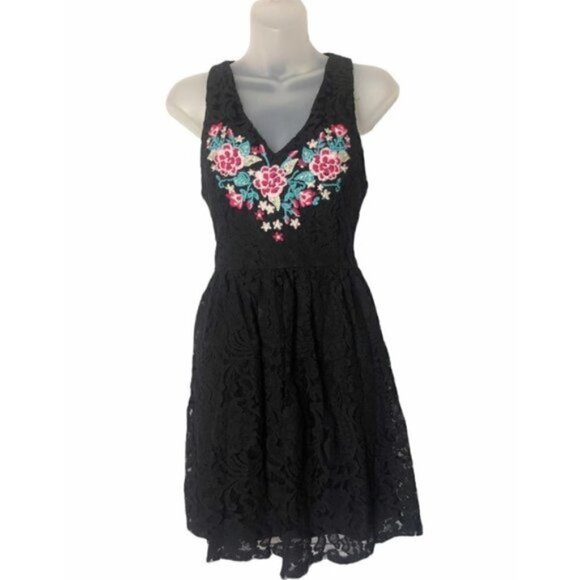 Francesca's Lace Heart Embroidered Dress M - Picture 2 of 7